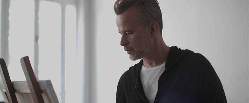 Rodolphe applique sa couleur sur une toile