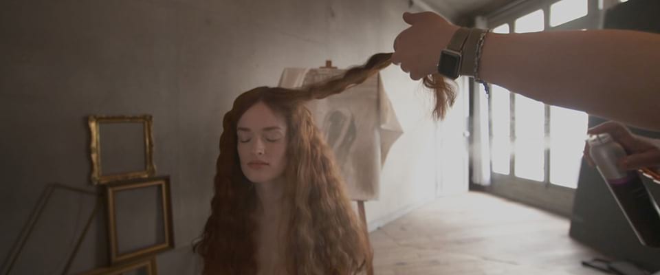 Fabrice coiffe une jolie rousse